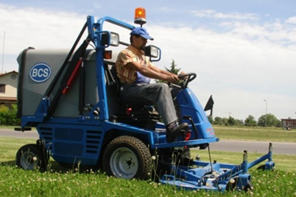 駕駛式多功能綠化機(jī)-MA.TRA 205