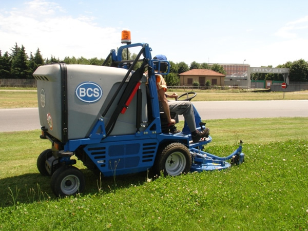 駕駛式多功能綠化機(jī)-MA.TRA 205(圖2)